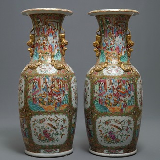 Une paire de grands vases en porcelaine de Chine famille rose de Canton, 19ème