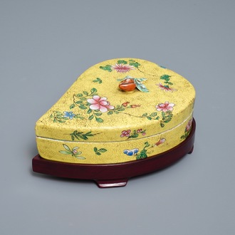 Une boîte couverte en porcelaine de Chine famille rose à fond jaune, 19/20ème