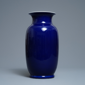 Un vase en porcelaine de Chine bleu monochrome, 19ème