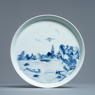 Un plat en porcelaine de Chine en bleu et blanc à décor d'un paysage riverain, Kangxi/Yongzheng