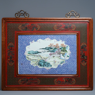 Une grande plaque en porcelaine de Chine famille rose dans un cadre en bois laqué, 19ème
