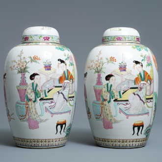 Une paire de vases couverts en porcelaine de Chine famille rose, 19/20ème