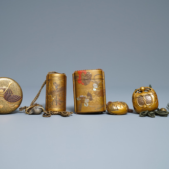 Drie Japanse lakwerk inro met netsuke en een dekseldoosje, Meiji, 19e eeuw