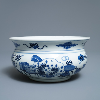 Un brûle-parfum en porcelaine de Chine en bleu et blanc à décor d'antiquités, Kangxi