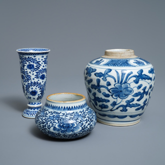 Twee Chinese blauw-witte potten en een beker, Kangxi/Yongzheng