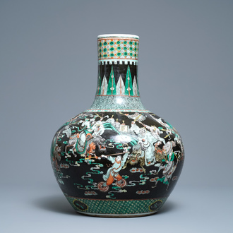 Un vase en porcelaine de Chine famille verte à fond noire, 19ème