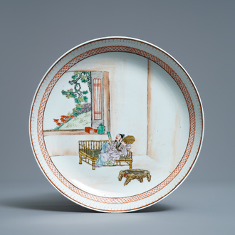 Un plat en porcelaine de Chine fencai à décor d'un lettré dans un fauteuil, Qianlong/Jiaqing