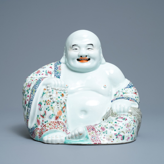 Une figure de Bouddha en porcelaine de Chine famille rose, marque en creux, 19/20ème