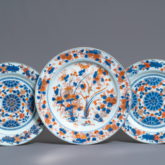 Three Chinese Imari-style chargers with floral design, Kangxi