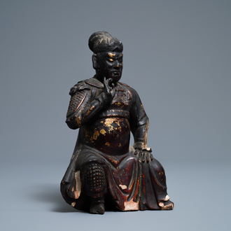 Een Chinese gelakt en verguld houten figuur van Guan Yu, Ming