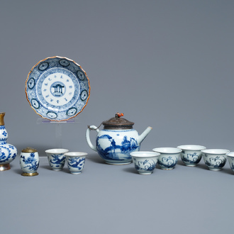 Een diverse collectie Chinees en Japans blauw-wit porselein, Ming en later