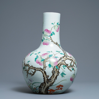 Un vase en porcelaine de Chine famille rose à décor de pêches, marque de Qianlong, 19ème