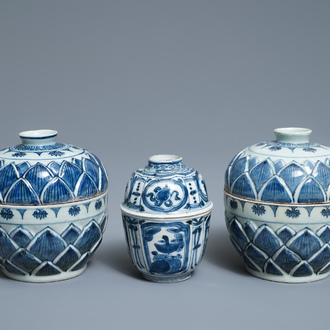 Three Chinese blue and white bowls and covers, Wanli