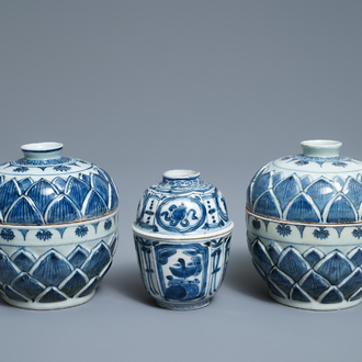 Drie Chinese blauw-witte dekselkommen, Wanli