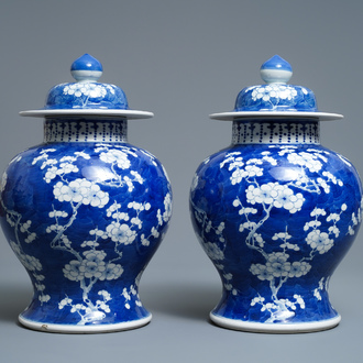Une paire de vases couverts en porcelaine de Chine en bleu et blanc, 19ème