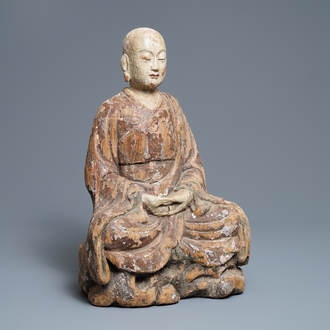 Een grote Chinese beschilderd houten figuur van een Boeddhistische monnik, Ming