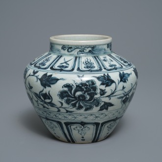 Un vase en grès porcelaineux en bleu et blanc, Annam, Vietnam, 15/16ème