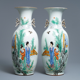 Une paire de vases en porcelaine de Chine famille rose aux dames dans un jardin, 19/20ème