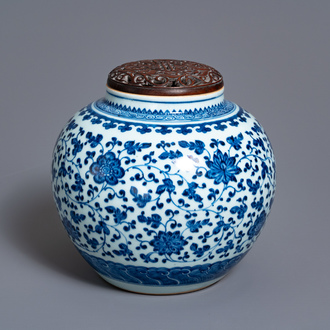 Een Chinese blauw-witte pot met florale slingers, Qianlong