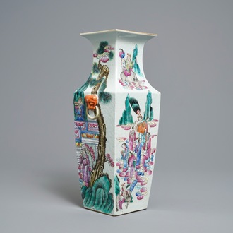 Un vase de forme carré en porcelaine de Chine famille rose, 19ème