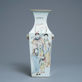 Un vase de forme carrée en porcelaine de Chine qianjiang cai, 19/20ème