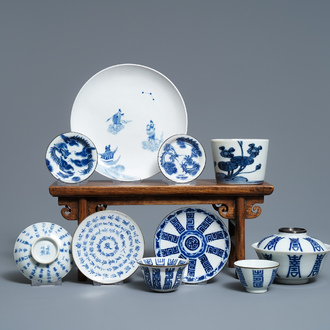 Een gevarieerde collectie Chinees 'Bleu de Hue' porselein voor de Vietnamese markt, 19e eeuw