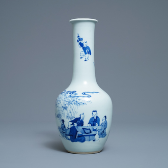A Chinese blue and white bottle vase with go-players, 19/20th C.