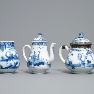 Twee Chinese blauw-witte theepotten en een melkkan, Yongzheng