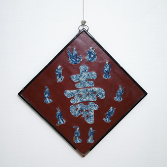 A Chinese red-lacquered plaque with blue and white porcelain inserts, 19/20th C.