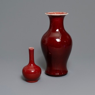 Twee Chinese monochrome langyao vazen met rood glazuur, 19e eeuw
