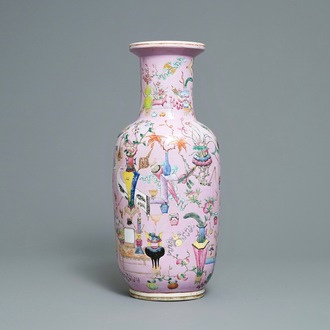 Un vase de forme rouleau en porcelaine de Chine famille rose, 19ème