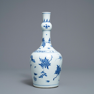 A Chinese blue and white garlic-neck bottle vase, Transitional period