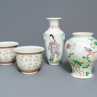 Une paire de jardinières et deux vases en porcelaine de Chine famille rose, 19/20ème