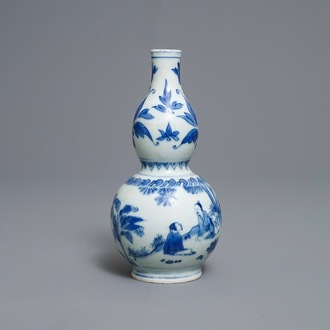 Un vase de forme double gourde en porcelaine de Chine en bleu et blanc, époque Transition