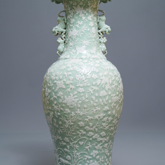 Un grand vase en porcelaine de Chine à décor en relief sur fond céladon, 19ème