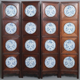 Een Chinees houten kamerscherm met blauw-witte plaquettes met draken, 19e eeuw