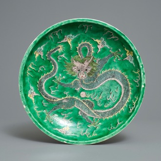Un plat en biscuit émaillé vert à décor de dragons, marque de Kangxi, 19ème