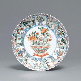 Une assiette godronnée en porcelaine de Chine famille verte, Kangxi