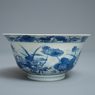 Un bol en porcelaine de Chine en bleu et blanc décor de hérons, marque Fu, Kangxi
