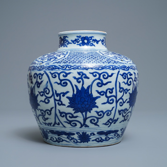 Un vase en porcelaine de Chine en bleu et blanc, daté 1587, marque et époque de Wanli