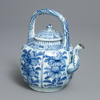 A Chinese blue and white wine ewer with flowers, Wanli