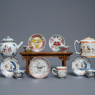 Cinq tasses et soucoupes et deux théières en porcelaine de Chine famille rose, Yongzheng/Qianlong