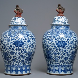 Une paire de potiches en porcelaine de Chine en bleu et blanc aux couvercles en faïence, Kangxi