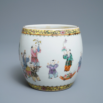 Un vase en porcelaine de Chine famille rose à décor de garçons jouants, République