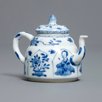 Een Chinese blauw-witte theepot met Lange Lijzen, Yu merk, Kangxi