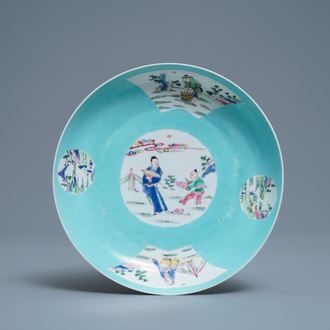 Une assiette en porcelaine de Chine famille rose coquille d'oeuf à fond turquoise, marque et époque de Yongzheng