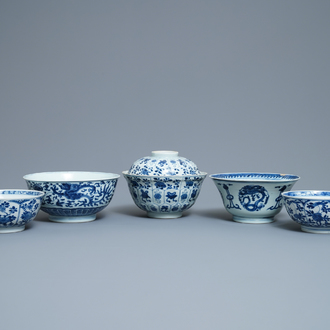 Vijf Chinese blauw-witte kommen, Kangxi/Yongzheng