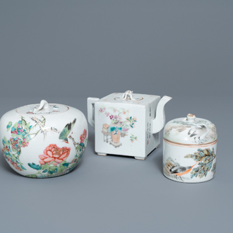 Une théière et deux pots couverts en porcelaine de Chine qianjiang cai, 19/20ème
