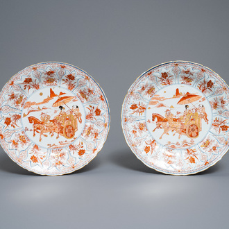 Trois assiettes en porcelaine de Chine en rouge de fer et doré à décor d'une carrosse, Kangxi