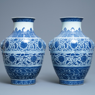 Een paar Chinese blauw-witte hu vazen met florale slingers, Qianlong merk, 19e eeuw